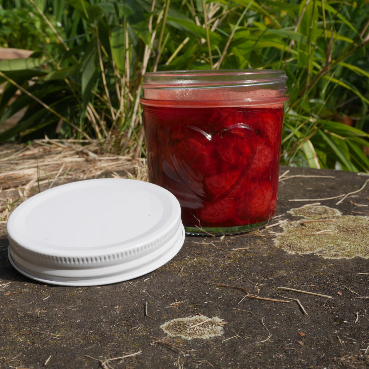 megusta!® 6 Einmachgläser mit Herz im Glas | 300 ml | weißer Deckel | für Marmelade, Chutney, Pesto, Süssigkeiten, Dessert, Suppen, Saucen